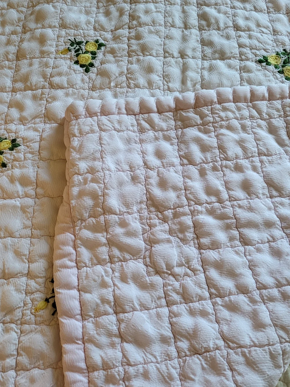 Vintage Pink Matelasse BabyQuilt with Yellow Rose Enbroidery Cottagecore 38